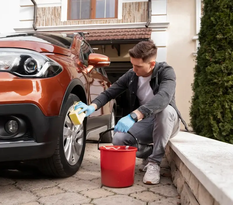 Lavage auto à domicile Meunet-Planches : professionnel intervenant sur un véhicule